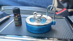 Parfum dan Pajangan Mobil Perahu Berputar Otomatis Oleh Sinar Matahari