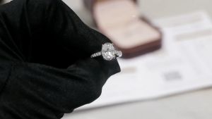 คำขาวฝังเพชร Moissanite Oval cut 2 กะรัต และ บ่าข้าง สำหรับเงิน 2 ครั้ง