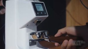 Tay pha cà phê Espresso cầm tay không đáy cao cấp dùng cho máy chuẩn E61 size 58mm có sẵn hàng