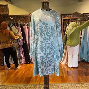 Vika Tunik by Dian Pelangi LIMITED EDITION Blouse Baju Atasan Kemeja Blus OOTD Kerja Kantor Casual Formal Pesta Pernikahan Kondangan Lebaran Wanita Hijaber Cantik Anggun Modis Modern Simple Elegan Mewah Model Korea Terbaru Motif Batik Abstrak Kekinian