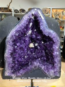 nearby ESP quality amethyst geode from Brazil 74kg 接近ESP 💯天然高品紫晶洞 光泽深美紫晶👍 方解石共生✅ 玛瑙+红幽灵边✅ (如需底座定制请查询小助手)  高height: 57cm  宽width: 49cm x 25.5cm   洞hole: 13.5cm  重weight: 74kg  📍Johor Bahru 区可自行取货或邮寄服务