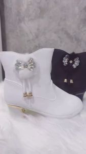 ใหม่ !! พร้อมส่งจาก กทม รองเท้าบูทเด็ก ดีไซน์หรูหราด้วยลายดอกไม้มุก ตกแต่งพู่ฟรุ้งฟริ้ง ส้นสูงสีทอง ทันสมัยและน่ารัก