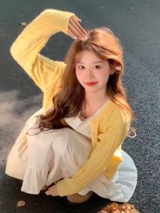 เสื้อคาร์ดิแกนถักสีเหลืองสำหรับผู้หญิง แขนยาว ทรงสลิมฟิต เสื้อคลุมกันหนาว ฤดูใบไม้ผลิและฤดูใบไม้ร่วง สไตล์ใหม่