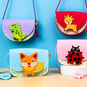 🔥HOT🔥เด็กแฮนด์เมด DIY ของเล่นผ้า C rossbody กระเป๋าหัตถกรรมชุดไม่ทอทอผ้าต้นการศึกษา DIY รู้สึกชุดกระเป๋าวัสดุสัตว์หัตถกรรมชุดจักรเย็บผ้าพื้นฐานสำหรับเด็กสาวของเล่นเด็กหัตถกรรมของเล่นเด็กเย็บโครงการกระเป๋าแฮนด์เมด