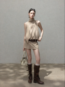 Cantonstory | Bộ đồ hai mảnh áo camisole không tay và váy ngắn chữ A màu kaki nhạt cho nữ trang phục mùa hè thoải mái dễ phối đồ