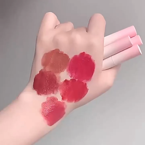Gege Bear High-Pigment Lip Gloss Long-Lasting And Non-Drying Velvety Matte Lip Cream Multi-Functional Blush/Lipstick Creates A Natural Makeup Look.