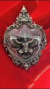 พญาสุบรรณราชันย์  เนื้อไวท์บรอนซ์รมซาติน พร้อมกรอบเนื้อไวท์บรอนซ์รมซาติน  ขนาดรวมกรอบสูง 7.5 CM. กว้าง 4.5 CM. ปลุกเสกโดยหลวงพ่อวิจิตร สำนักฆ์ปฎิบัติธรรมพุทธบูชา