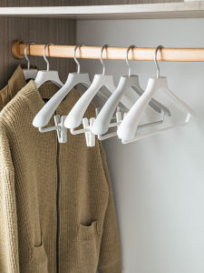 รูปทรงไหล่กว้างพลาสติกสำหรับใส่เสื้อผ้าในบ้าน ไม่มีรอย ชุดแขวนเสื้อสูทเฉพาะ เครื่องมือจัดระเบียบเสื้อผ้าสำหรับผู้ใหญ่