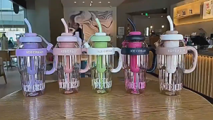 แบบพกพาได้ ถ้วยน้ำสาวถ้วยพลาสติกทนอุณหภูมิสูงฤดูร้อนน่ารักเด็กขวดน้ำของขวัญ 1300ml. ความจุขนาดใหญ่ ขวดน้ำพลาสติก