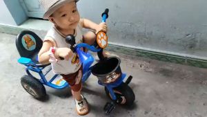 Xe ba bánh đôi xe có 2 chỗ ngồi có kèn cho bé 1-5 tuổi Dài 70cm x Cao 60cm x Ngang 55cm ráp sẵn