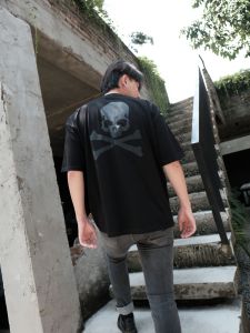 Kaos oversize pria huntercutz black skull split white