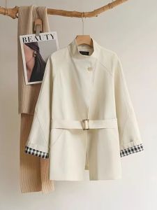 เสื้อแจ็คเก็ตคอตั้งสีขาวสไตล์เกาหลีสำหรับผู้หญิง ฤดูใบไม้ร่วง 2025 ทรงหลวม แขนยาว สีพื้น เสื้อคลุมยาวปานกลาง