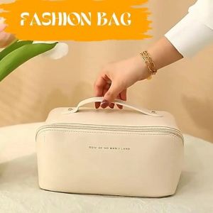 QJshop  แบบใหม่   กระเป๋าแฟชั่นสำหรับสาวๆ บอกเลยว่าตอบโจทย์ใครหลายๆคน ใส่เครื่องสำอางคือเริ่ดมาก ต้องซื้อแล้วมั้ย ราคาดีแบบนี้ไม่มีไม่ได้แล้ว