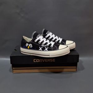 SEPATU CNVRS CT CLASIC LOW X ELMO KAWS COOKIES HITAM PUTIH MOTIF KARAKTER 36-40