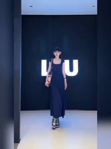 iblue🧸พร้อมส่ง🧸เดรสแฟชั่นผู้หญิง ชุดเดรสแขนสั้นสีพื้นY2K คอเหลี่ยมสีดำ เซ็กซี่สไตล์เกาหลี รุ่นสลิม สง่างามมาก