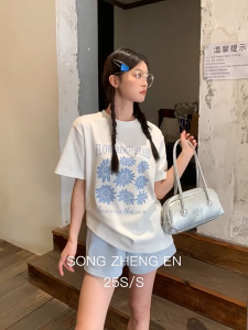 T-Shirt Wanita Putih Lengan Pendek Ukuran Besar - Motif Bunga & Tulisan Keren Katun Tipis Bernapas Desain Slim Fit Gaya Korea Jepang Tren Musim Panas 2025 Pakaian Kasual Olahraga Eksklusif Longgar Kerah Bulat Tops Slip-on Serbaguna Nyaman