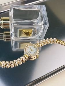 Jam Tangan Wanita Full Diamond Bercahaya Jam Tangan Wanita Kasual Analog Desain Mewah Simple Elegan Jam Tangan Wanita Korean Style Trend Kekinian Stainless Anti Karat Jam Tangan Fashion Cewek Dewasa Aksesoris Arloji Woman Watches -JWT-14