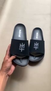 SANDAL SLOP MATERNAL DISASTER SENDAL SLIDE PRIA DAN WANITA TERBARU SANDAL SLOP SANDAL SLIP ON HITAM PRIA DAN WANITA SANDAL SLOP ANTI LICIN TERLARIS