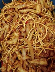 หนังหมูตีนไก่รากชูดอง1กระปุก500กรัม