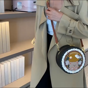 CALVIERO COLLECTION G3143 TAS SELEMPANG SLINGBAG BULAT  WANITA MOTIF BERUANG LUCU KOREA