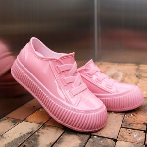 รองเท้าบูทกันฝนแบบสวมหัวพื้นยางกันลื่น กันน้ำ ทรงต่ำ สวมใส่สบาย สำหรับผู้หญิง วัสดุ PVC ฤดูใบไม้ผลิและฤดูใบไม้ร่วง