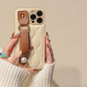 Crashstar Thời Trang Ngọc Trai Da Dây Đeo Cổ Tay Đứng vỏ điện thoại Cho iPhone 15 14 Pro Max Cộng Với 13 12 11 Pro Max vải mềm Silicone Chống Sốc Ốp điện thoại Bìa Với Ống Kính bọc hoàn toàn Máy Ảnh Bảo Vệ