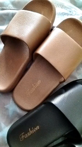 รองเท้าแตะ กันลื่นพื้นหนา ใส่สบาย สีพื้นเรียบหรูพรีเมี่ยม ใส่แล้วเท้าไม่เหม็น ทรงรองเท้าสวยสุดๆ ใส่ได้ทั้งผู้หญิงและผู้ชาย