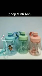 Bình nước nhựa 1300ml kèm ống hút và dây đeo