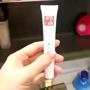 Krim Penghilang Flek Hitam & Whitening Freckle Cream: Solusi Efektif Menghilangkan Flek Hitam dan Mencerahkan Kulit