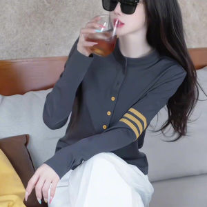 เสื้อยืดคอกลมแขนยาวสีเทา ทรงหลวม แฟชั่นฤดูใบไม้ร่วง 2025 สำหรับผู้หญิง เสื้อผ้าทำงานสไตล์จีน ผ้าฝ้ายผสมโพลีเอสเตอร์