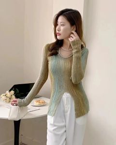 เสื้อสเวตเตอร์ถักคอวีผ้าขนสัตว์ลายทางแนวตั้งสำหรับผู้หญิง เสื้อคลุมกันหนาวฤดูใบไม้ผลิ 2023 ทรงเข้ารูป เสื้อคลุมกันหนาวสไตล์เกาหลี