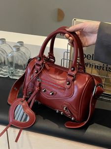 Túi Vuông Nhỏ Phong Cách Mới Cho Nữ Đính Đá Đen Thiết Kế Xe Máy Túi Đeo Vai Cao Cấp Cổ Dây Kéo Đóng Cửa