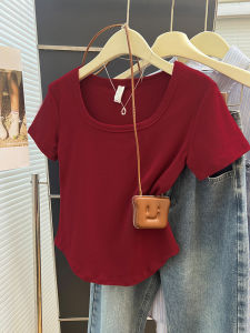 เสื้อยืดแขนสั้นคอวีสีแดงสำหรับผู้หญิง เสื้อตัวสั้นทรงสลิมฟิต ทรงเข้ารูป แฟชั่นฤดูร้อน คอลเลกชั่นใหม่ 2025