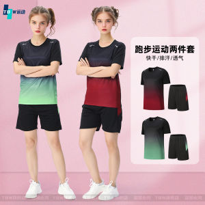 เสื้อผ้ากีฬาสำหรับคู่รัก แขนสั้น ระบายอากาศได้ดี ดูดซับเหงื่อ สำหรับฝึกซ้อมวิ่ง วิ่ง ฟิตเนส ผ้าฝ้ายโพลีเอสเตอร์ ทรงหลวม สำหรับทั้งชายและหญิง