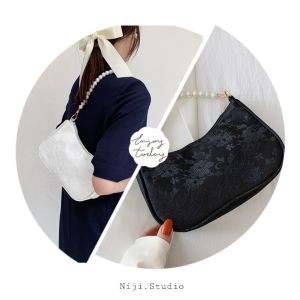 ผู้ดีมาก ~💗L2-035 กระเป๋าสะพายข้าง-กระเป๋าถือ กระเป๋าแฟชั่นเกาหลี  ทรงหมอน  เป็นลายผ้าลูกไม้ สายเป็นสายมุก ดูดีมาก