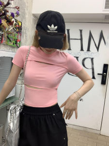 เสื้อยืดแขนสั้นถักแบบมีรูรูปทรงเข้ารูปสำหรับผู้หญิง ฤดูร้อน 2025 ดีไซน์เก๋ไก๋ ทรงเข้ารูป คอตั้ง แขนสั้น ทรงเข้ารูป