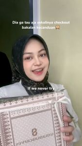 Umama Scarves Voal Premium Box Gratis Brooch by Umama Scarves / Ukuran 110x110 cm