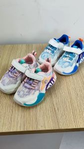 รองเท้ากีฬา ระบายอากาศ มีไฟ LED แฟชั่นฤดูร้อน สําหรับเด็ก