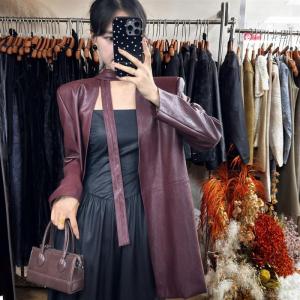 เสื้อแจ็คเก็ตหนัง PU สีแดงสไตล์ย้อนยุคพร้อมเข็มขัดและกระโปรงยาวปานกลาง ทรงหลวม ทรงหลวม สำหรับผู้หญิง