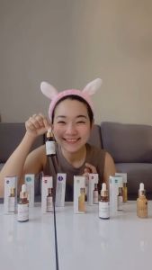 PIPIQIU Beauty Serum 20ml Vit C Hyaluronic Niacinamide Aha Bha | Beyoutee.id\\n\\n Apa Itu PIPIQIU Beauty Serum?\\n\\nPIPIQIU Beauty Serum adalah produk perawatan kulit wajah yang dikemas dalam botol 20ml. Serum ini dirancang untuk membantu membuat kulit wajah Anda cerah dan lembut dengan bantuan kandungan AHA BHA, Vit C, Hyaluronic Acid, dan Niacinamide. PIPIQIU Beauty Serum dapat digunakan oleh berbagai jenis kulit dan cocok untuk Anda yang ingin memiliki kulit yang sehat dan bersinar.\\n\\n Komposisi & Manfaat\\n\\nPIPIQIU Beauty Serum mengandung berbagai bahan aktif yang memberikan manfaat luar biasa bagi kulit wajah Anda. Beberapa komposisi utama yang terdapat dalam serum ini antara lain:\\n\\n- **AHA BHA**: membantu membersihkan kulit dan mencerahkan wajah.\\n- **Vit C**: membantu mencerahkan kulit dan melindungi kulit dari kerusakan akibat radikal bebas.\\n- **Hyaluronic Acid**: membantu menjaga kelembaban kulit dan meningkatkan elastisitas kulit.\\n- **Niacinamide**: membantu meredakan noda hitam dan melindungi kulit dari kerusakan akibat sinar UV.\\n\\n Cara Kerja\\n\\nPIPIQIU Beauty Serum bekerja dengan cara menyediakan nutrisi dan kelembaban yang dibutuhkan oleh kulit wajah Anda. Dengan menggunakan serum ini secara rutin, kulit wajah Anda akan terasa lebih halus, lembut, dan cerah. Kandungan AHA BHA dalam serum ini juga membantu membersihkan sel-sel kulit mati dan mendorong regenerasi sel kulit baru.\\n\\n Bagaimana Menggunakan PIPIQIU Beauty Serum?\\n\\nBerikut adalah langkah-langkah penggunaan PIPIQIU Beauty Serum yang efektif:\\n\\n1. Bersihkan wajah Anda dengan pembersih wajah yang sesuai dengan jenis kulit Anda.\\n2. Gunakan toner untuk membuka pori-pori kulit wajah Anda.\\n3. Ambil 2-3 tetes PIPIQIU Beauty Serum dan oleskan pada wajah Anda.\\n4. Ratakan serum tersebut dengan gerakan memijat lembut.\\n5. Tunggu hingga serum tersebut meresap ke dalam kulit wajah Anda.\\n6. Lanjutkan dengan menggunakan pelembab atau tabir surya sesuai kebutuhan Anda.\\n\\n Tips Penggunaan yang Efektif\\n\\nBerikut adalah beberapa tips penggunaan PIPIQIU Beauty Serum yang dapat membantu Anda mendapatkan hasil maksimal dari produk ini:\\n\\n- Gunakan serum ini secara rutin setiap hari untuk mendapatkan hasil terbaik.\\n- Jangan lupa untuk selalu menggunakan tabir surya saat beraktivitas di luar ruangan.\\n- Hindari mengoleskan serum ini pada area mata dan mulut.\\n- Jika kulit wajah Anda merasa kering, gunakan pelembab setelah menggunakan serum ini.\\n\\n PIPIQIU Beauty Serum untuk Kulit Wajah\\n\\n Membuat Kulit Cerah & Lembut\\n\\nDengan kandungan Vit C dan Hyaluronic Acid, PIPIQIU Beauty Serum dapat membantu membuat kulit wajah Anda lebih cerah dan lembut. Kandungan tersebut juga membantu melindungi kulit wajah Anda dari kerusakan akibat radikal bebas dan menjaga kelembaban kulit.\\n\\n Membantu Regenerasi Sel Kulit\\n\\nKandungan AHA BHA dalam PIPIQIU Beauty Serum dapat membantu membersihkan sel-sel kulit mati dan mendorong regenerasi sel kulit baru. Hal ini dapat membantu meningkatkan kesehatan kulit wajah Anda dan membuat kulit wajah Anda tampak lebih segar.\\n\\n Meningkatkan Elastisitas Kulit\\n\\nDengan kandungan Hyaluronic Acid, PIPIQIU Beauty Serum dapat membantu meningkatkan elastisitas kulit wajah Anda. Hal ini dapat membantu kulit wajah Anda terlihat lebih muda dan segar.\\n\\n Manfaat PIPIQIU Beauty Serum bagi Perawatan Kulit Wajah\\n\\n Mencegah Penuaan Dini\\n\\nDengan kandungan Vit C dan Niacinamide, PIPIQIU Beauty Serum dapat membantu mencegah penuaan dini pada kulit wajah Anda. Kandungan tersebut dapat membantu melindungi kulit wajah Anda dari kerusakan akibat radikal bebas dan mencegah timbulnya garis-garis halus dan kerutan pada kulit wajah Anda.\\n\\n Mencegah Kerutan & Garis Halus\\n\\nDengan kandungan AHA BHA dan Hyaluronic Acid, PIPIQIU Beauty Serum dapat membantu mencegah timbulnya kerutan dan garis halus pada kulit wajah Anda. Kandungan tersebut dapat membantu mendorong regenerasi sel kulit baru dan meningkatkan elastisitas kulit wajah Anda.\\n\\n Meningkatkan Kelembutan Kulit\\n\\nDengan kandungan Hyaluronic Acid, PIPIQIU Beauty Serum dapat membantu meningkatkan kelembutan kulit wajah Anda. Kandungan tersebut dapat membantu menjaga kelembaban kulit wajah Anda dan membuat kulit wajah Anda terasa lebih lembut dan halus.\\n\\nJadi, tunggu apa lagi? Segera gunakan PIPIQIU Beauty Serum untuk mendapatkan kulit wajah yang cerah, lembut, dan sehat!\n}