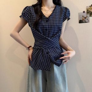 เสื้อเชิ้ตแขนสั้นคอวีลายสก็อตผู้หญิงไซส์ใหญ่ ทรงเข้ารูป เข้ารูป ปกโปโล ผ้าไนลอน เสื้อเชิ้ตแฟชั่นฤดูร้อน