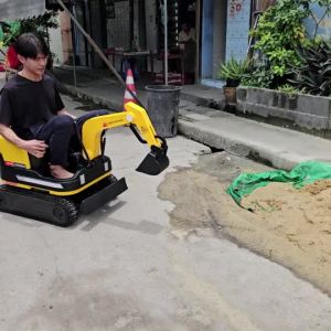 ชาร์จไฟไทยได้เลยไม่ต้องแปลง แม็คโครไฟฟ้าเด็กนั่งขับได้ รุ่นใหม่ล้อตีนตะขาบหมุน360องศารับนน.80กก.คันใหญ่ก้านตักแข็งแรง มีโช๊คลม backhoe