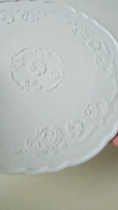 FIKA WHITE EMBOSSED CERAMIC ROUND CAKE STAND