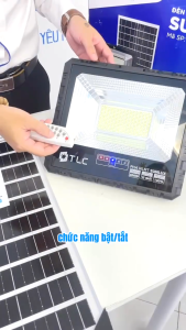 Đèn Pha Năng Lượng Mặt Trời SUNLUX KAW/TLC LIGHTING Công suất 100W 200W 300W Chống nước IP65 điểu khiển từ xa BẢO HÀNH 5 NĂM
