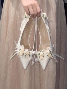 รองเท้าแตะส้นสูงแบบสวมสำหรับเจ้าสาวสีขาว ทรงหัวแหลม พื้นยาง รองเท้าแตะผู้หญิง ฤดูใบไม้ร่วง/ฤดูหนาว รองเท้าคู่สำหรับสาวน้อย