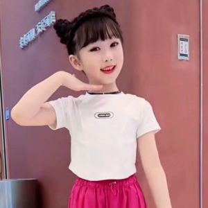 ชุดกีฬาแขนสั้นสำหรับเด็กผู้หญิง ชุดลำลองสไตล์เกาหลี 2 ชิ้น ลายดอกไม้ สีชมพูสดใส ฤดูร้อน 2025 แฟชั่นใหม่