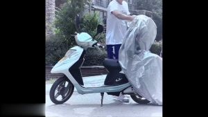 Bạt che xe máy áo bạt che nắng mưa cho xe máy bạt phủ xe máy tráng nhôm siêu bền chống thấm nước trắng bụi bẩn