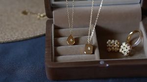 Ladamas Kalung Titanium Liontin Kotak & Oval Mewah Elegan Dengan Batu Zircon Berkilau KT172