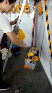 (การจัดส่งจากประเทศไทย)กว้านมือ รอกเบรคล็อคตัวเองสองทาง เครนยกของ 1200-2600 ปอนด์ Two winded brake kk pulley hands a crane lift of 1200 pounds.