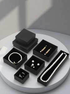 กล่องเก็บเครื่องประดับแบบพกพาสไตล์วินเทจ กล่องใส่เครื่องประดับ กล่องใส่แหวน สร้อยข้อมือ สร้อยคอ กล่องของขวัญจากกระดาษหนังวัวดำ